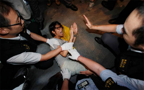 Pihak kepolisian Hongkong menangkap aktivis Pro Demokrasi Hongkon the Occupy Central movement di sekitar Pusat kantor  HSBC, Hongkong. FOTO REUTERS