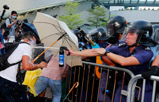 Sekira 41 orang terluka dan puluhan aktivis pro demokrasi ditangkap pihak kepolisian Hongkong. FOTO : REUTERS