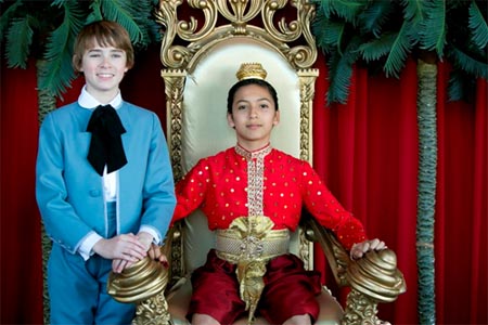 Jaya Soewito-Martin (kanan) sebagai Pangeran Chulalongkorn dan Jackson Bunting sebagai Louis. FOTO : Lisa Tomasetti/Opera Australia
