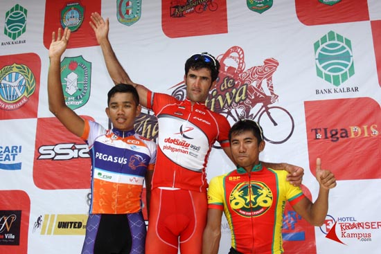 Juara etape ke-2 Tour de Khatulistiwa : Juara pertama Amir Zargari (Pishgaman Yazd), Juara ke-2 Novardianto Jamalidin (Pegasus) dan ke-3 Crisnanto Nugroho (Bumi Siak Pusako) berdiri di atas podium, Bengkayang, (30/10/2014). FOTO : FRINO BARIARCIANUR
