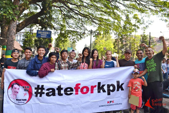 Ahmad Taufik (ATe- paling kanan) bersama mahasiswa Jerman, Korea, dan kelompok "Runtah jadi Barokah" saat mengikuti Car Free Day Bandung, Minggu (13/10/2014)