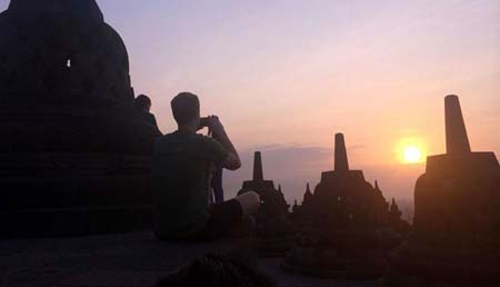 Mark Zuckerberg menikmati sunrise di Candi Borobudur. FOTO : FACEBOOK