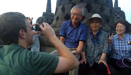 Mark Zuckerberg bercengkerama dengan pengunjung Candi Borobudur. FOTO : FACEBOOK