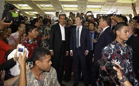 Mark Zuckerberg bersama presiden terpilih Joko Widodo di Tanah Abang Jakarta. FOTO : http://www.telegraph.co.uk/