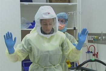 Otoritas Australia akan membahas keselamatan pekerja kesehatan di Australia setelah AS mengubah prosedur Manajemen Ebola . 