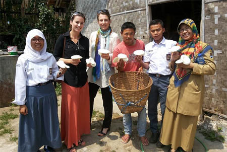 Mia Damayanti (ujung kanan), Nicole Brown (dua dari kiri), dan Lisa Roe (tiga dari kiri) beserta 3 siswa SMANCIS di depan rumah jamur tiram di sekitar sekolah. FOTO : akun Facebook Mia Damayanti.