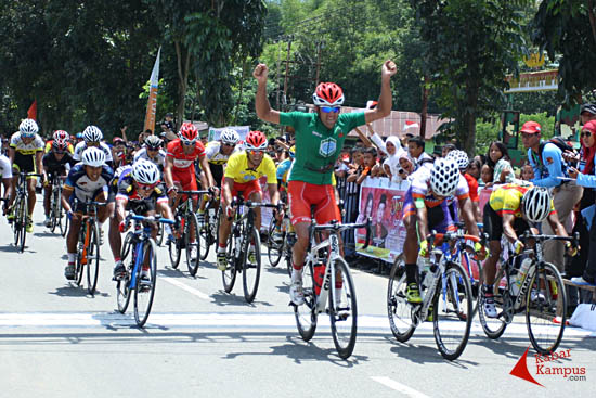 Pembalap asal Iran Amir Zargari menjuarai etape ke-2 Tour de Khatulistiwa setelah adu sprint dengan pembalap Indonesia Novardianto Jamalidin dan Crisnanto Nugroho, Bengkayang, Kamis (30/10/2014). Etape ke-2 Tour de Khatulistiwa menempuh jarak 104,1 Km dari Landak (Ngabang) menuju Bengkayang. FOTO : FRINO BARIARCIANUR
