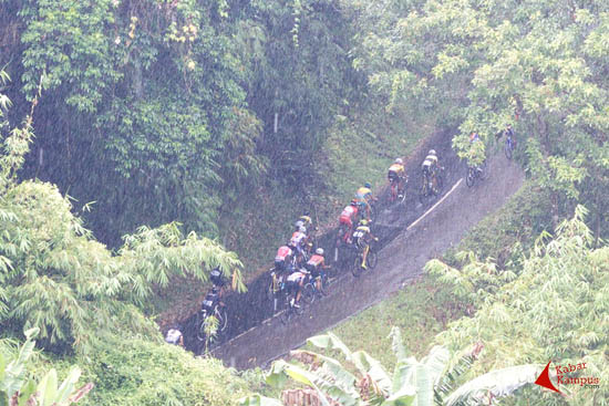 Diguyur hujan lebat, pebalap Tour de Khatulistiwa berjuang keras menaklukkan Bukit Vandering, Serukam, Jumat (30/10/2014. FOTO : FRINO BARIARCIANUR
