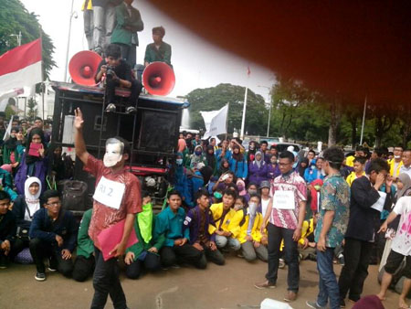 BEM SI gelar aksi teatrikal di depan Istanan Negara, Kamis, (20/11/2014). Foto : BEM UI