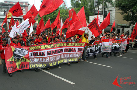 Buruh dan mahasiswa melakukan longmarch di jalan Salemba Raya Jakarta, Rabu, (26/11/2014). Foto : Fauzan
