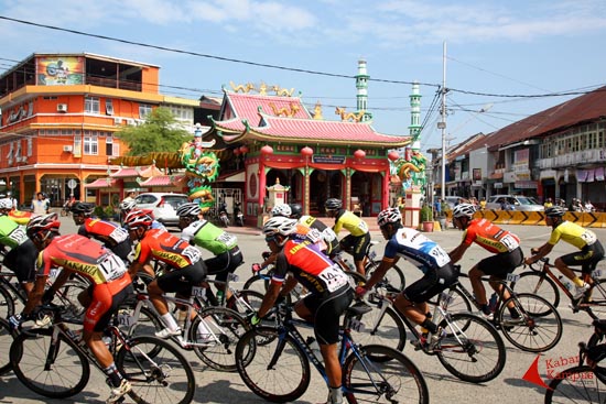 Tour de Khatulistiwa etape ke-4 Singkawang-Pontianak melintasi pusat kota Singkawang, Sabtu pagi (01/11/2014). Etape terakhir lomba balap sepeda internasional ini menempuh jarak 134, 2 Km.