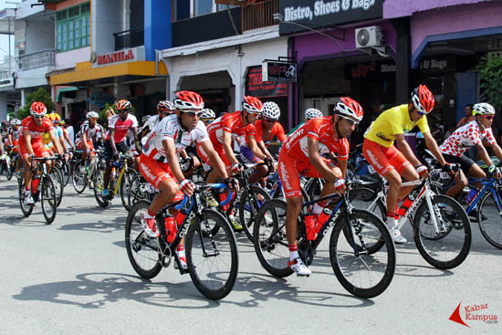 Pebalap Tour de Khatulistiwa melakukan start semu etape ke-4 Singkawang-Pontianak dengan jarak 134,2 Km, Singkawang, Sabtu pagi (01/11/2014).