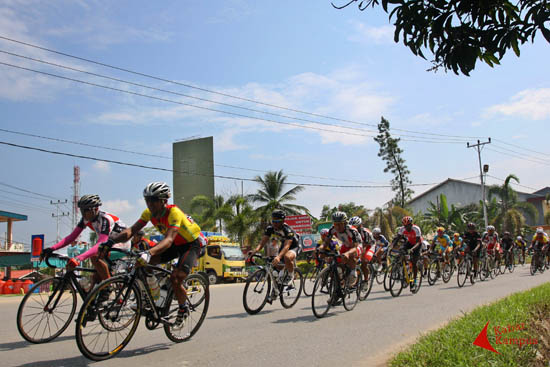 Pebalap Tour de Khatulistiwa meninggalkan kota Singkawang, Sabtu pagi (01/11/2014).