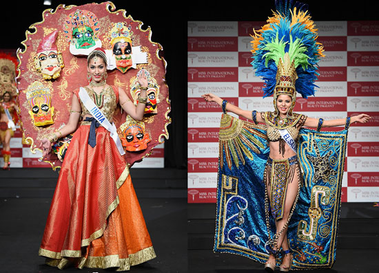 Miss India Jhataleka Malhotra (kiri) dan Miss El Salvador Fatima Idubina Rivas Opico. FOTO : AFP