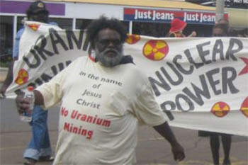 Pastor Geoffrey Stokes juga berpartisipasi dalam protes anti-uranium di Kalgoorlie pada tahun 2011.