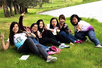 Faridah (keempat dari kiri) dan teman-temannya. FOTO : Wei Jin Lim