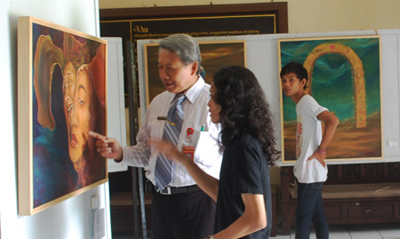 Mahasiswa Unnes gelar pameran lukisan yang menafsirkan lirik lagu Tony Q. Foto : Unnes.