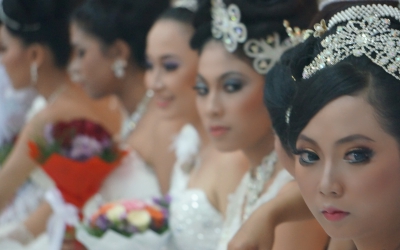 Mahasiswa UNY unjuk kebolehan rias pengantin. Foto : UNY