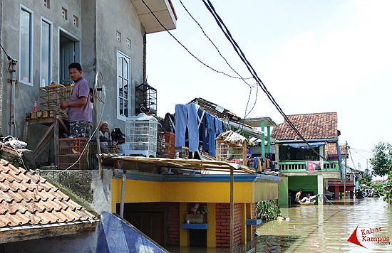 Hari ke-6, warga bertahan di rumah meski banjir terus menggenangi kawasan Dayeuhkolot, Kabupaten Bandung, Kamis (25/12/2014). Banjir Bandung selatan menghantam 8 kecamatan yang ada di Kabupaten Bandung. FOTO : FRINO BARIARCIANUR