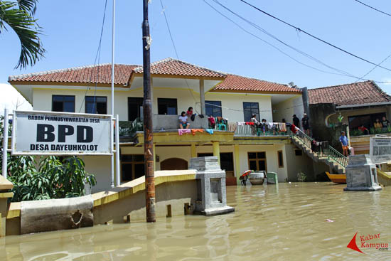 Situasi kantor Desa Dayeuhkolot menjadi salah satu tempat penampungan warga yang menjadi korban banjir, Dayeuhkolot, Kabupaten Bandung, Kamis (25/12/2014). Pada hari ke-6 banjir mencapai ketinggian 2 meter. FOTO : FRINO BARIARCIANUR