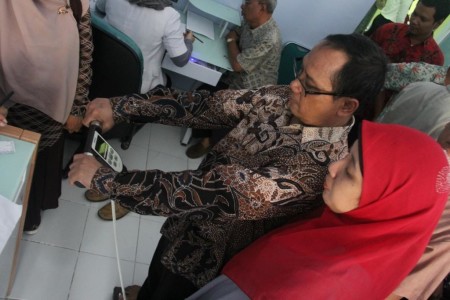 Prof. Dr. Bambang Cipto, MA, Rektor UMU saat mencoba keunggulan mesin pengukur kebugaran tubuh secara menyeluruh "Body Compotition Monitor, salah satu fasilitas yang tersedia di Klinik Pratama 24 Jam Firdaus UMY. dok. UMY
