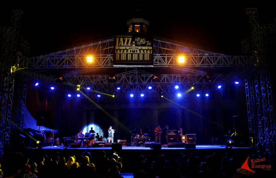 Suasana perhelatan Musik Jazz @Kota Tua, Jakarta, Sabtu malam (13/12/2014). FOTO : FRINO BARIARCIANUR