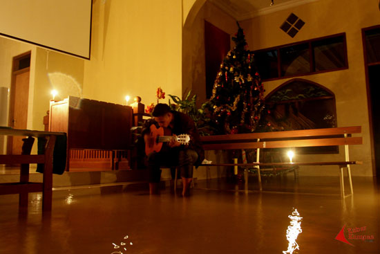 Suasana malam Natal  di Gereja Protestan di Indonesia bagian Barat (GPIB) PNIEL Yudha Wyoghra, yang terendam banjir, Dayeuhkolot, Kabupaten Bandung, Rabu malam (24/12/2014).