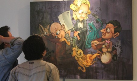 Pengunjung sedangan mengamati salah satu lukisan. Foto : Burhanudin