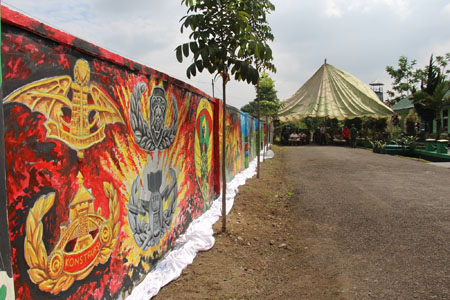 Dosen Tel-U melukis mural di Markas TNI. Dok. Tel-U