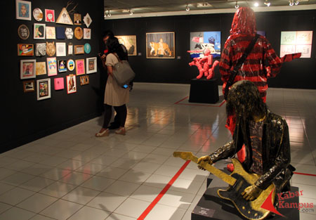 Dua orang pengunjung sedang mengamati salah satu karya dalam pameran  seni Rupa "Last Season" di TIM. foto : Fauzan