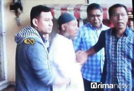 Bambang Widjoyanto, tangannya diborgol saat ditangkap oleh Polri. Foto : rimanews