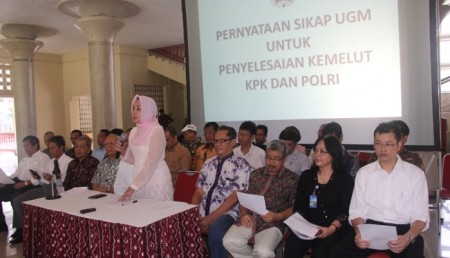 Rektor UGM membacakan pernyataan sikap terkait konflik KPK - Polri. Foto : UGM