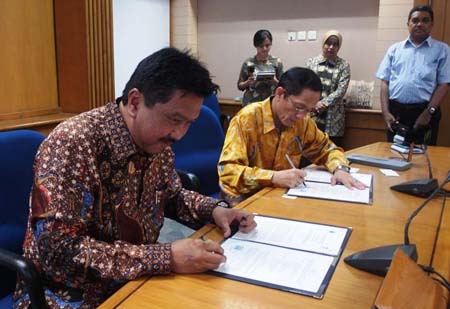 Jaenal Mutopa,  Kepala Departemen Riset Perum Peruri (kiri) bersama Kadarsah Suryadi, Rektor ITB menandatangani MOU pengolahan limbah di Peruri. Foto : Mega 