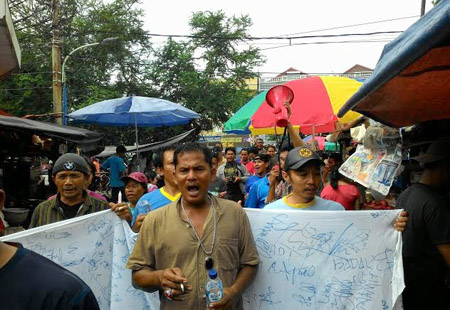 Aksi pedagang Pasar Rajawali menolak penggusuran. Foto : Rafli