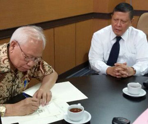 Prof. Bagir Manan, Honorary Chairman PAHAM FH Unpad menandatangani MOU Bandung sebagai Kota HAM.