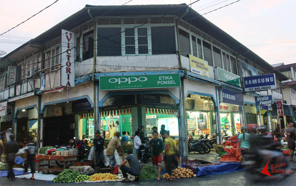 Pasar Beringin yang terendam banjir saat ini dipindahkan ke Tugu Naga di pusat kota Singkawang, Jumat (23/01/2014). Hujan yang mengguyur sejak pukul 13.00 WIB menyebabkan Sungai Singkawang meluap menggenangi kota Singkawang. Pada hari Rabu sore banjir bandang menghantam kawasan Pajintan - Sanggau Kulor yang terletak di Singkawang Timur. FOTO : FRINO BARIARCIANUR