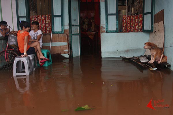 Kondisi banjir di Gang 3, Jalan Kalimantan