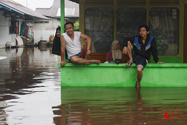 Kondisi warga terkena banjir di Jalan Sudirman