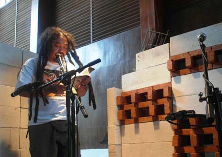 Saut Sitomorang, membacakan puisi di Gedung Indonesia Menggugat, Bandung. Foto : Mega