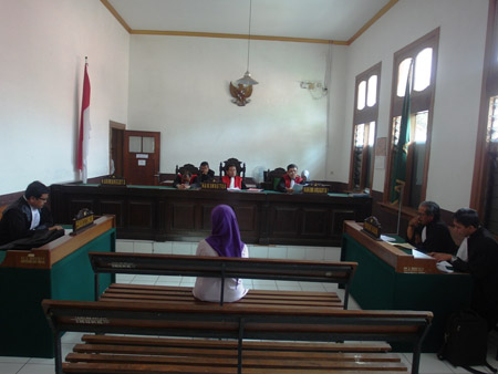 Wisni, salah satu korban UU ITE sedang membacakan pledoi atau pembelaan dalam sidang yang berlangsung di Pengadilan Negeri (PN) Bandung, Kamis (26/2/2015). Wisni hanya satu dari puluhan netizen didakwa dengan menggunakan Pasal 27 ayat 3 tentang pencemaran nama baik.