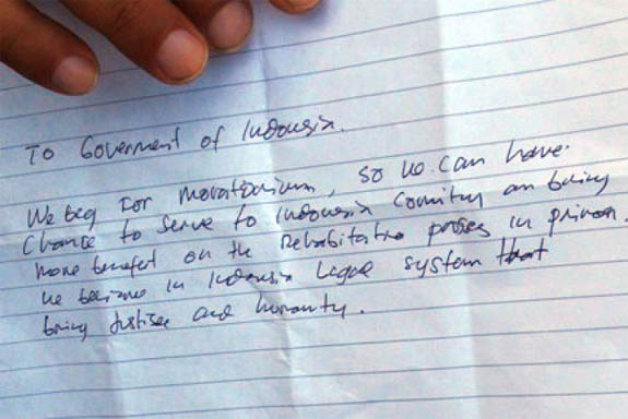 Surat Chan dan Sukumaran yang hanya dua kalimat saja, berisi permohonan moratorium atas eksekusi keduanya. FOTO : ABC AUSTRALIA