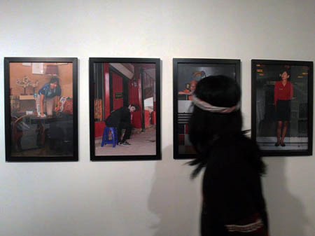 Seorang pengunjung melintasi foto-foto dalam Encounter Bandung Exhibition di Galeri Soemardja, ITB. Foto : Mega Dwi A.