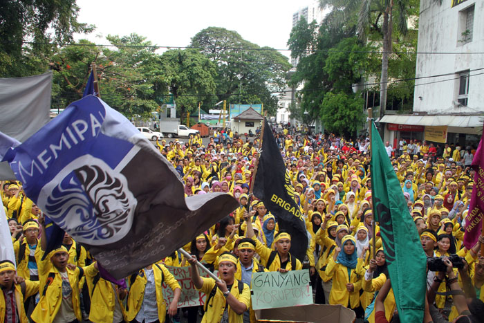 Ratusan Mahasiswa Universitas Indonesia menggelorakan perjuangan melawan koruptor di kampus UI Salemba, Jumat, (20/03/2015).  Aksi yang bertajuk "Rapat Akbar Gerakan Anti Korupsi (GAK) Nasional" diikuti oleh Iluni UI dan Iluni sejumlah kampus. Foto : Fauzan