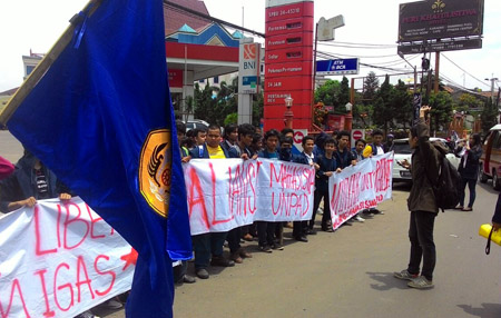 Aliansi mahasiswa Unpad menutup jalan masuk SPBU di Jatinangor, Jawa Barat, Senin, (30 03/2015). Foto : Mega