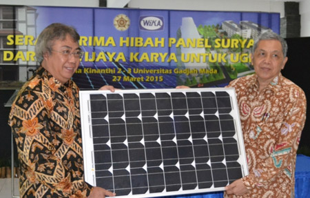 Penyerahan hibah 2 set pembangkit listrik tenaga surya (PLTS) dari PT Wijaya Karya untuk Asrama Kinanti UGM. Dok. UGM