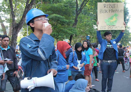KM ITS galang petisi untuk penguasaan penuh Blok Mahakam oleh PT Pertamina di Car Free Day, Surabaya, Minggu, (29/03/2015). Dok. ITS