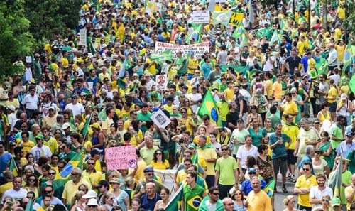Aksi demonstrasi dilakukan serentak di berbagai kota di Brasil (15/03/2015). FOTO : GETTY IMAGES