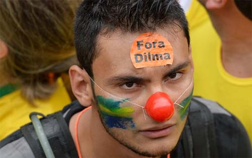Salah satu warga Brasil yang ikut demonstrasi menuntut Presiden Dilma Rouseff mundur (15/03/2015). FOTO : GETTY IMAGES