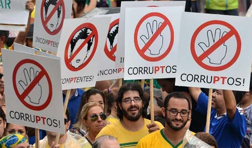 Jutaan warga Brasil turun ke jalan di berbagai kota untuk menggulingkan Presiden Dilma Rousseff yang dinilai melakukan korupsi. Dila Rousseff juga dinilai gagal memperbaiki ekonomi Brasil. FOTO : GETTY IMAGES