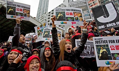 Ribuan demonstran di Hong Kong mengacungkan gambar Erwiana Sulistyaningsih (24), seorang pembantu Indonesia diduga diserang selama berbulan-bulan oleh majikannya. Erwiana Sulistyaningsih selama 7 bulan diintimidasi dan diancam akan dibunuh. Majalah Time mencatat Erwiana masuk dalam daftar 100 orang paling berpengaruh di 2014 berkat perjuangan memerangi kekerasan. FOTO : Vincent Yu / AP